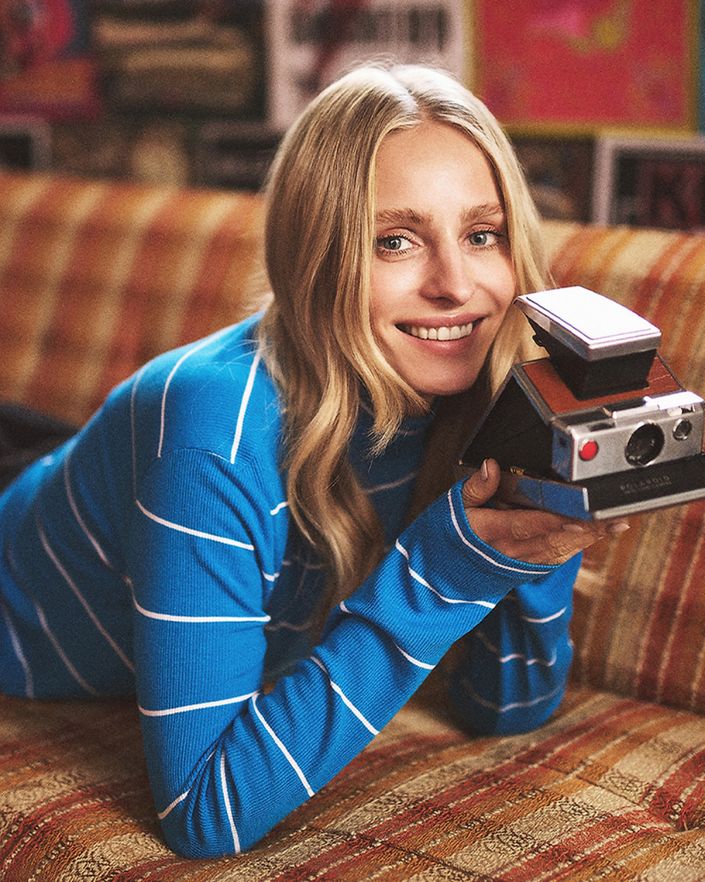 Kobieta w niebieskiej bluzce w białe paski