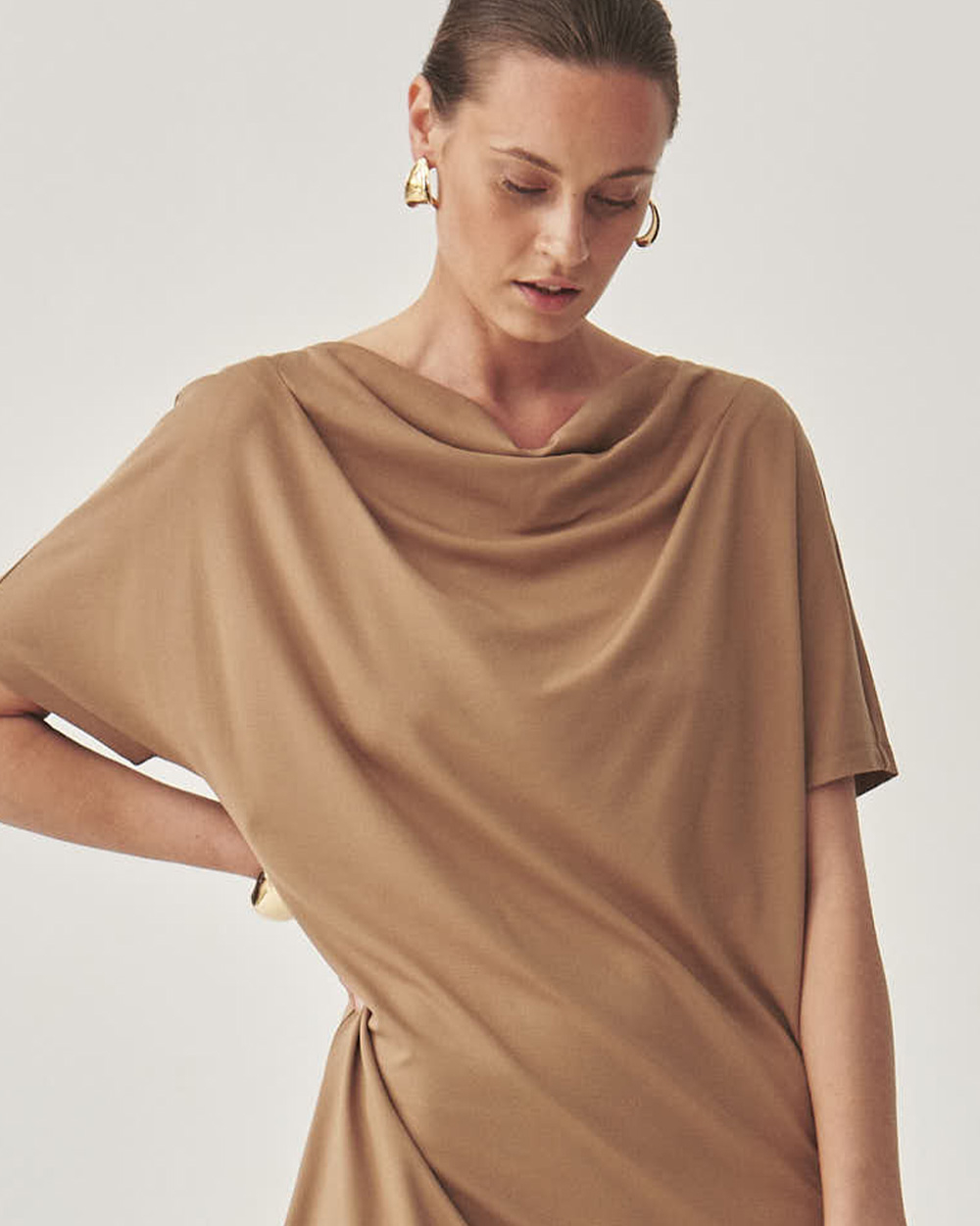 Modelka w beżowej oversizowej sukience