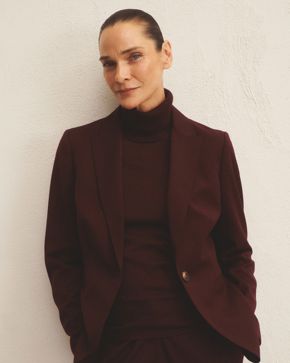  žena v jednofarebnom kostýme