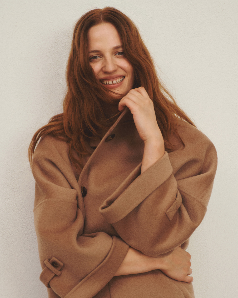 femeie zâmbitoare în haină