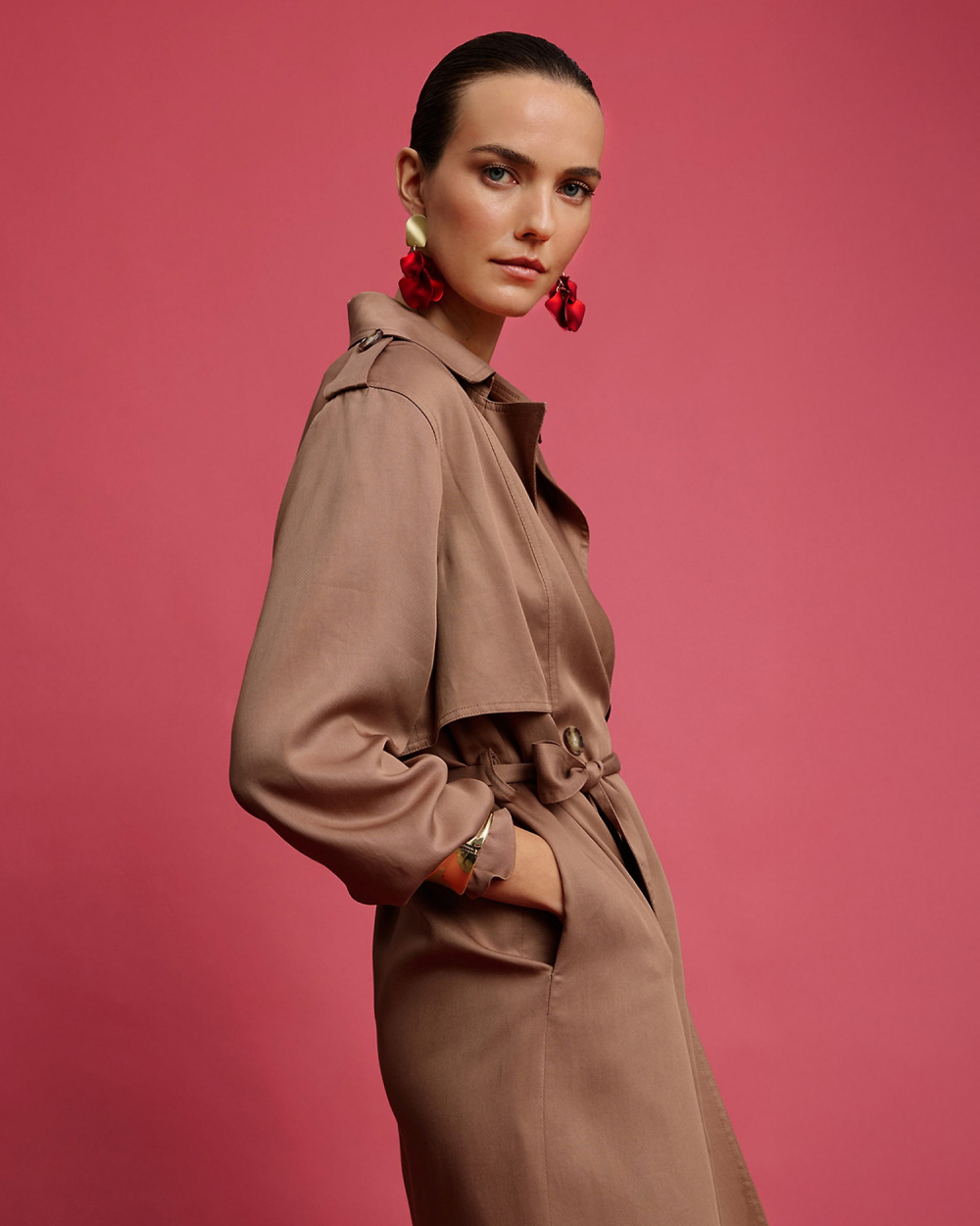 žena v béžovém elegantním trenčkotu