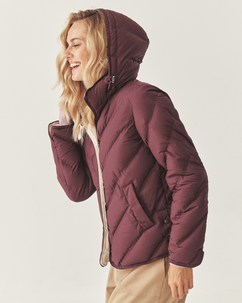 žena v bordovej bundy