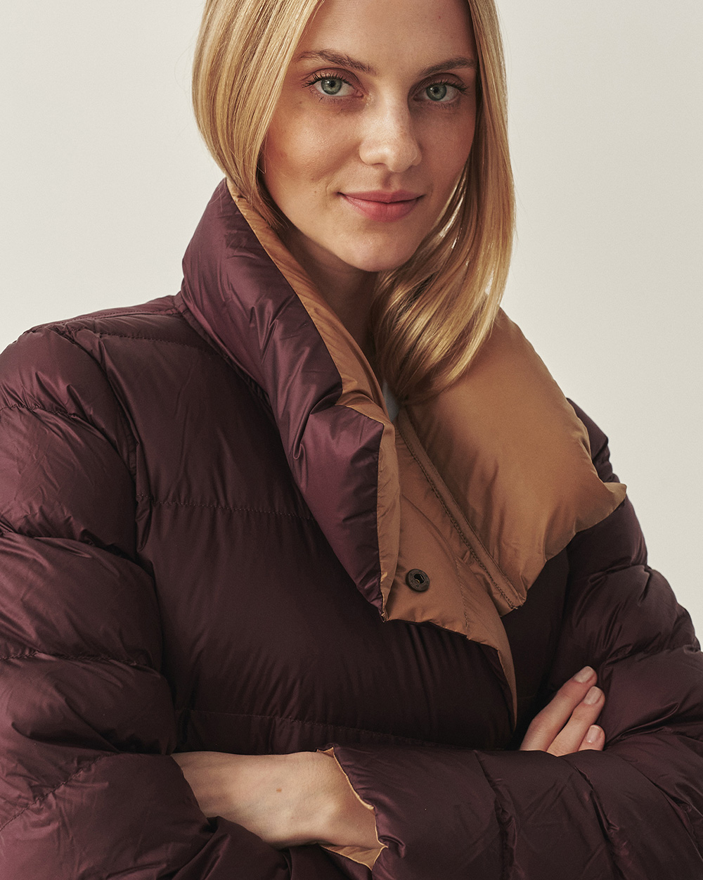 lekko uśmiechnięta kobieta w kurtce 