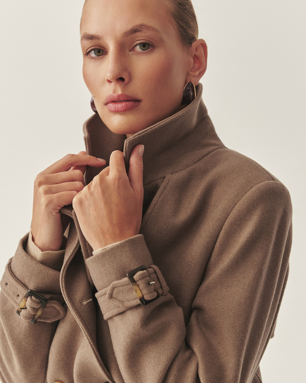 žena v béžovom vlnenom kabáte 