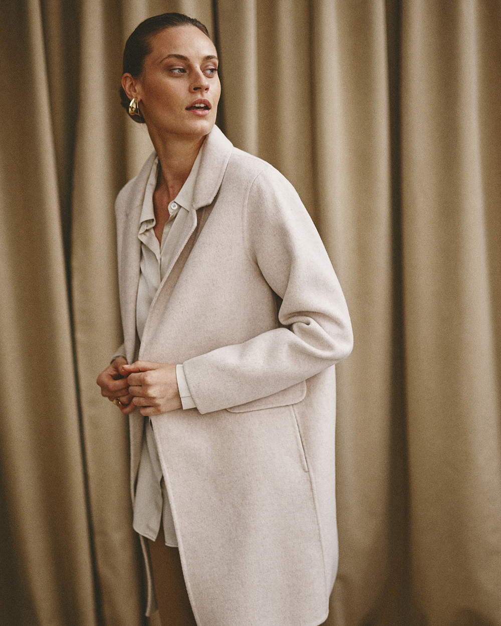 Kobieta w beżowym, eleganckim płaszczu