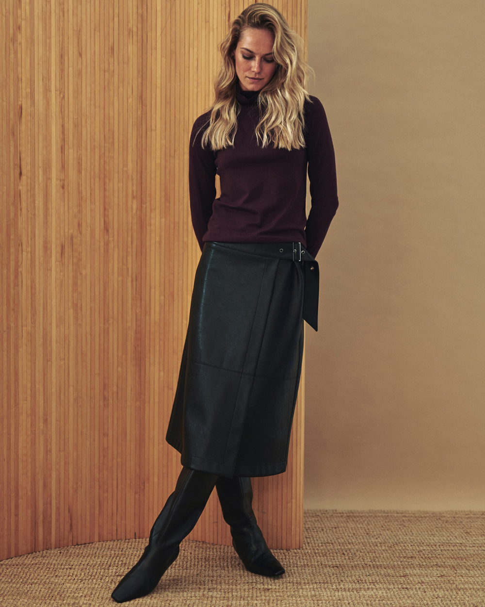 stojąca kobieta w spódnicy i bluzce