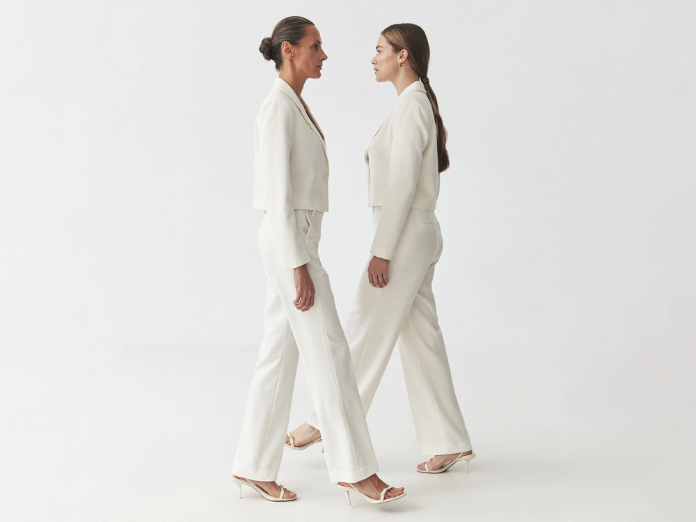 žena v elegantnom béžovom kostýme 