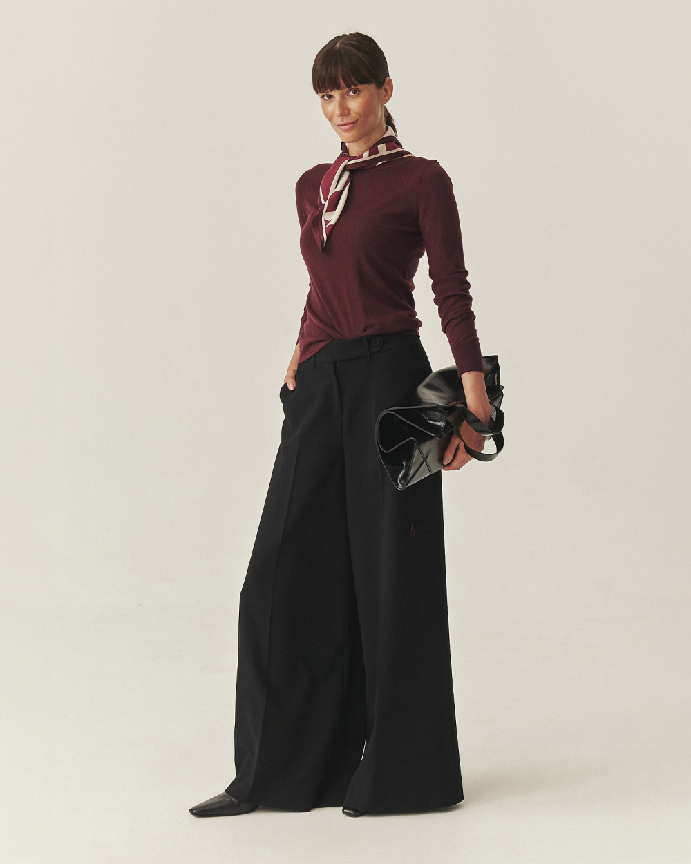 žena v elegantním béžovém kostýmku