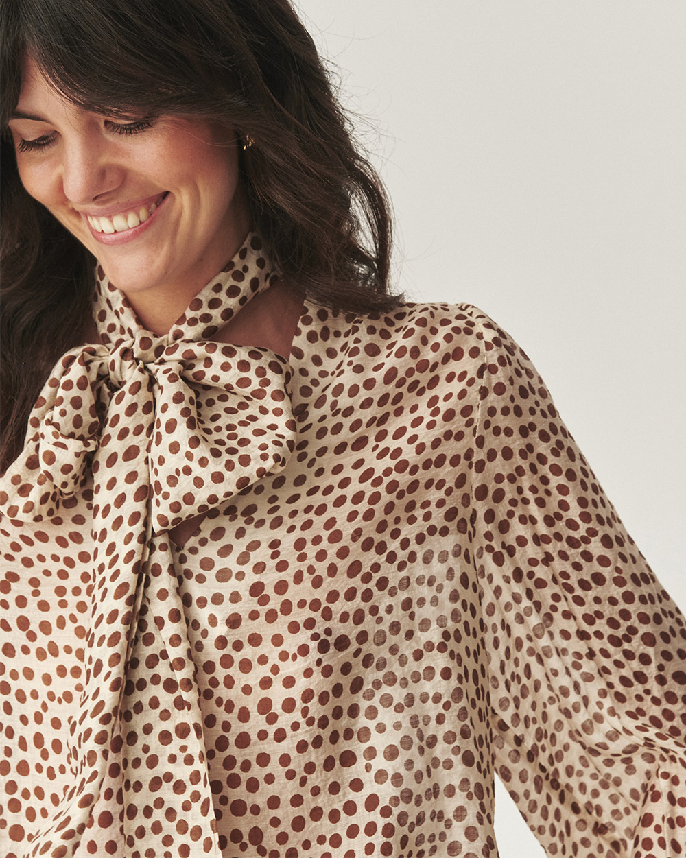 priblíženie na detail košele zviazanej na mašľu pri krku