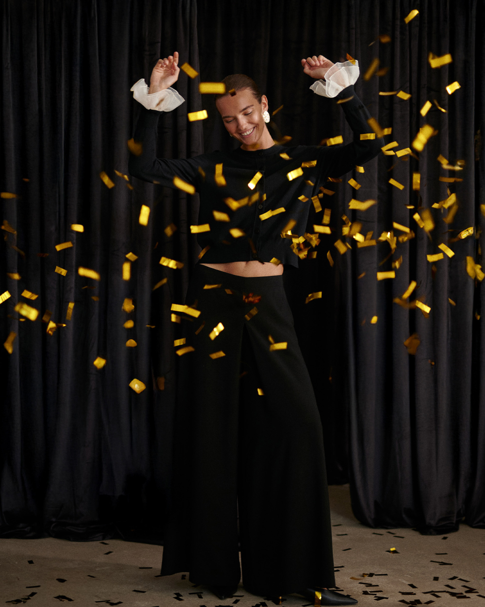 žena v elegantních šatech