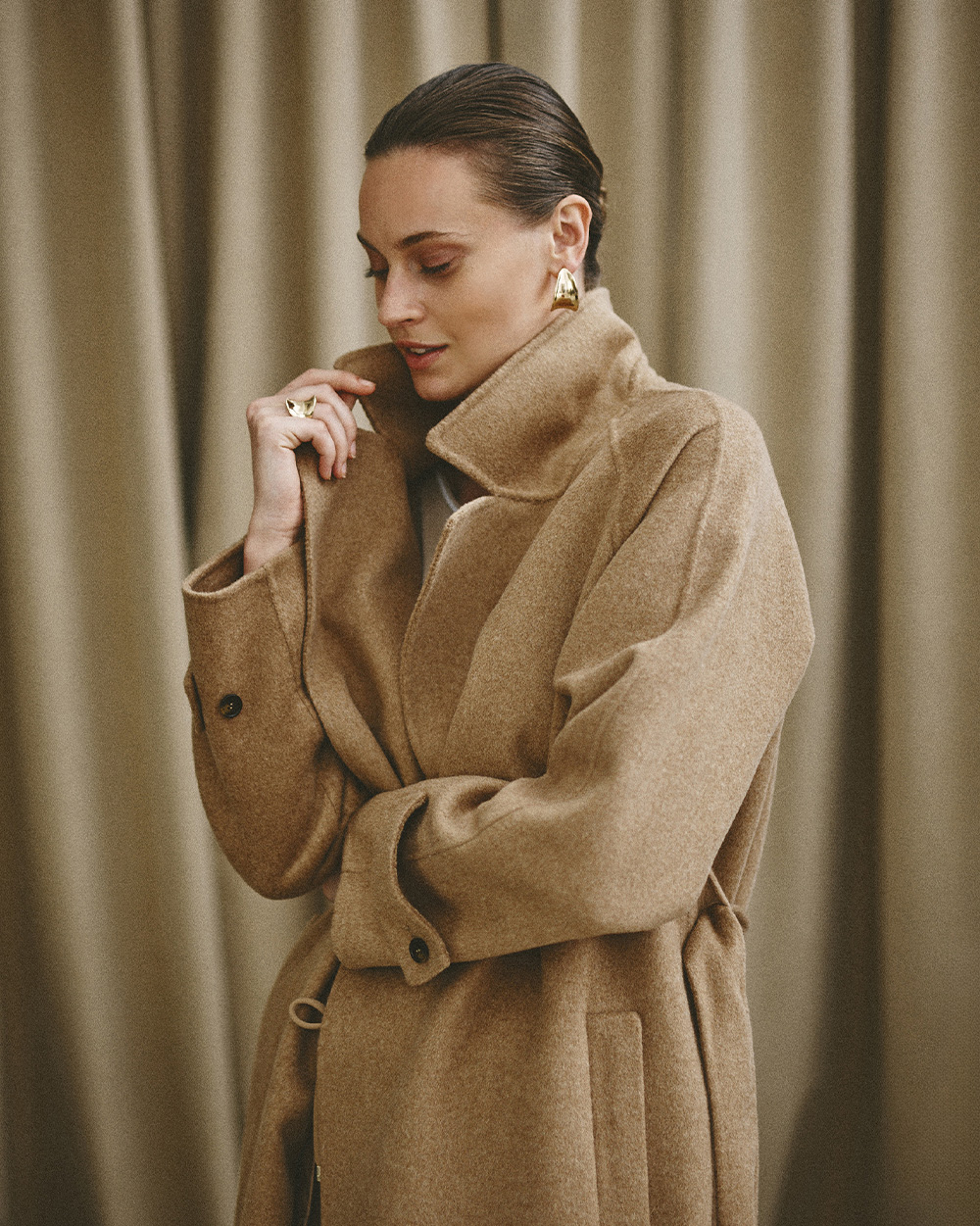 Kobieta w beżowym, eleganckim płaszczu