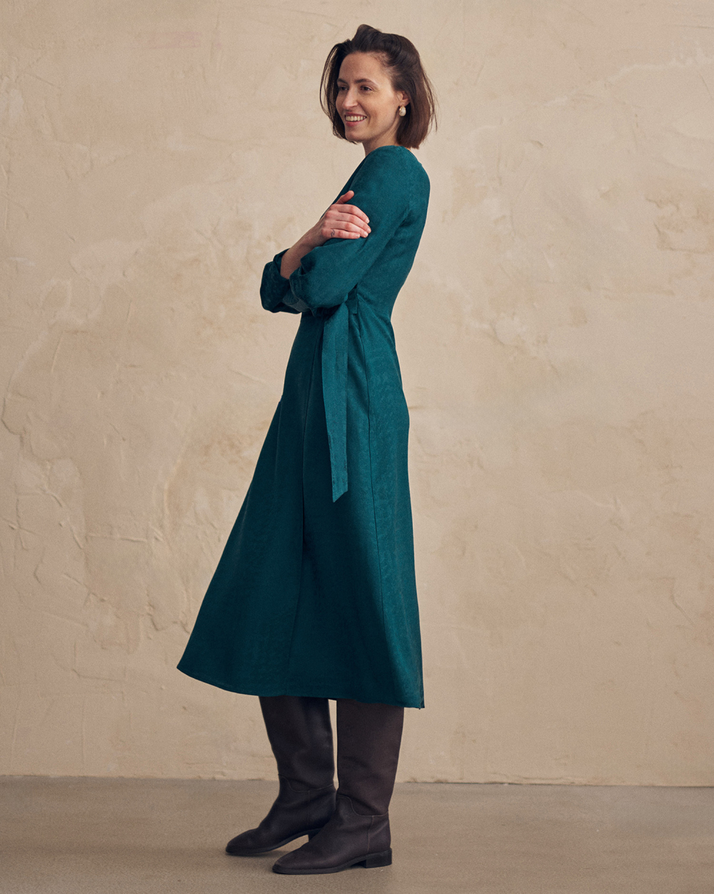 Kobieta w eleganckiej, zielonej sukience