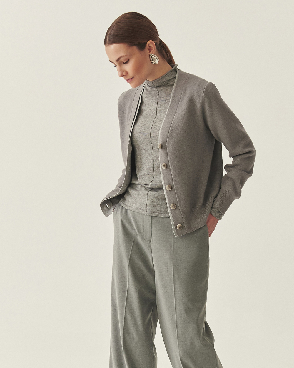 o femeie într-un costum elegant gri