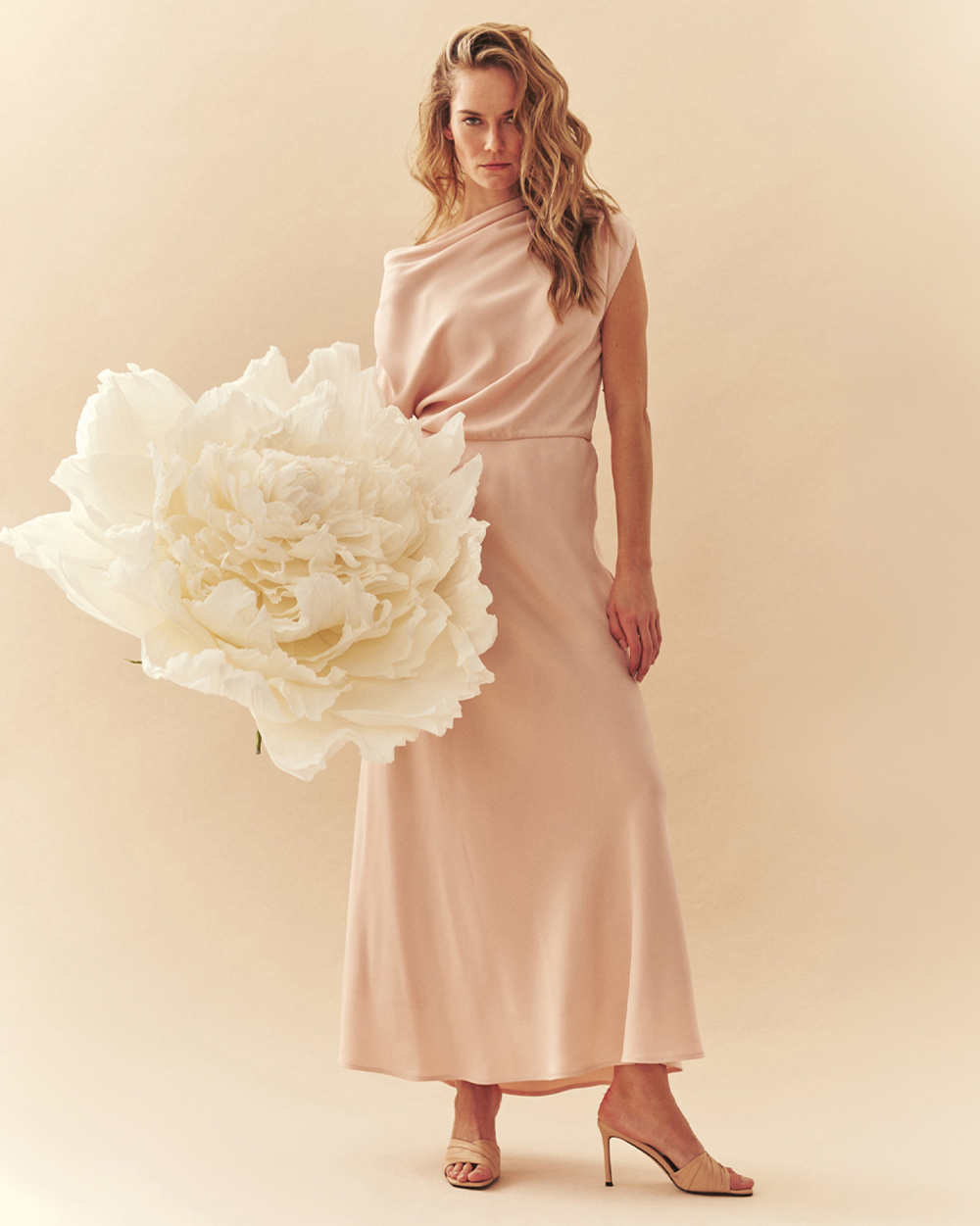 Kobieta w eleganckiej sukni maxi