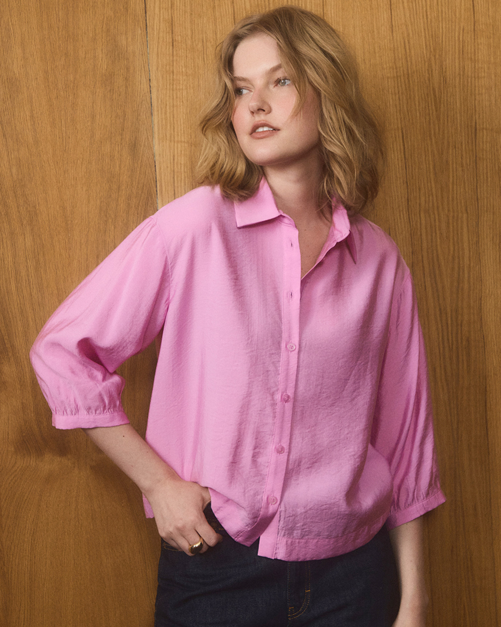 kobieta ubrana w koszulę o luźnym kroju