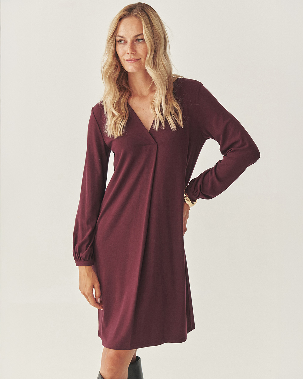 modelka v bordovém midi šatech