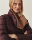 lekko uśmiechnięta kobieta w kurtce 