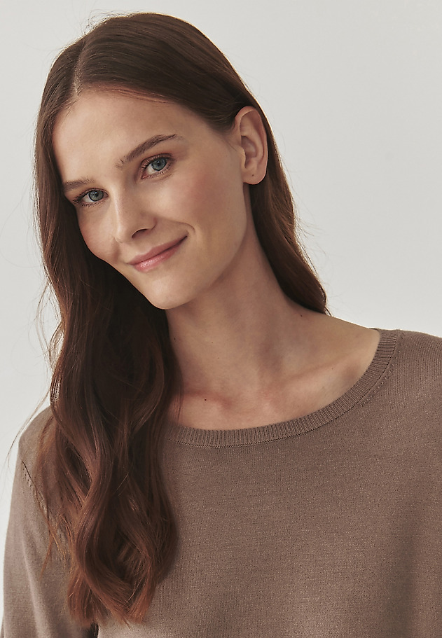 CLASSIC LADIES’ SWEATER WITH ROUND NECKLINE - TESSINI CLASSIC LADIES’ SWEATER WITH ROUND NECKLINE - TESSINI BEŻOWY 4