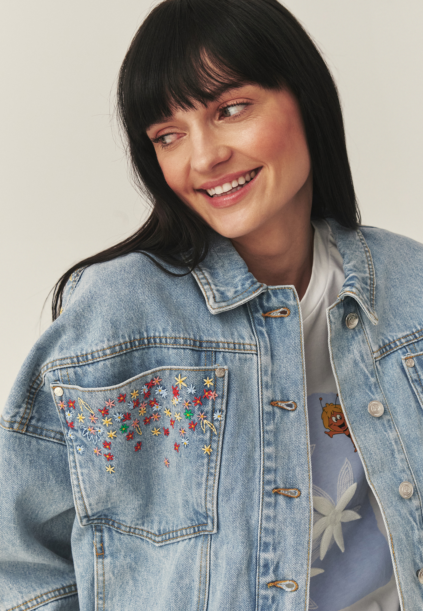 DŽÍNOVÁ BUNDA S VÝŠIVKOU – WARATIKA