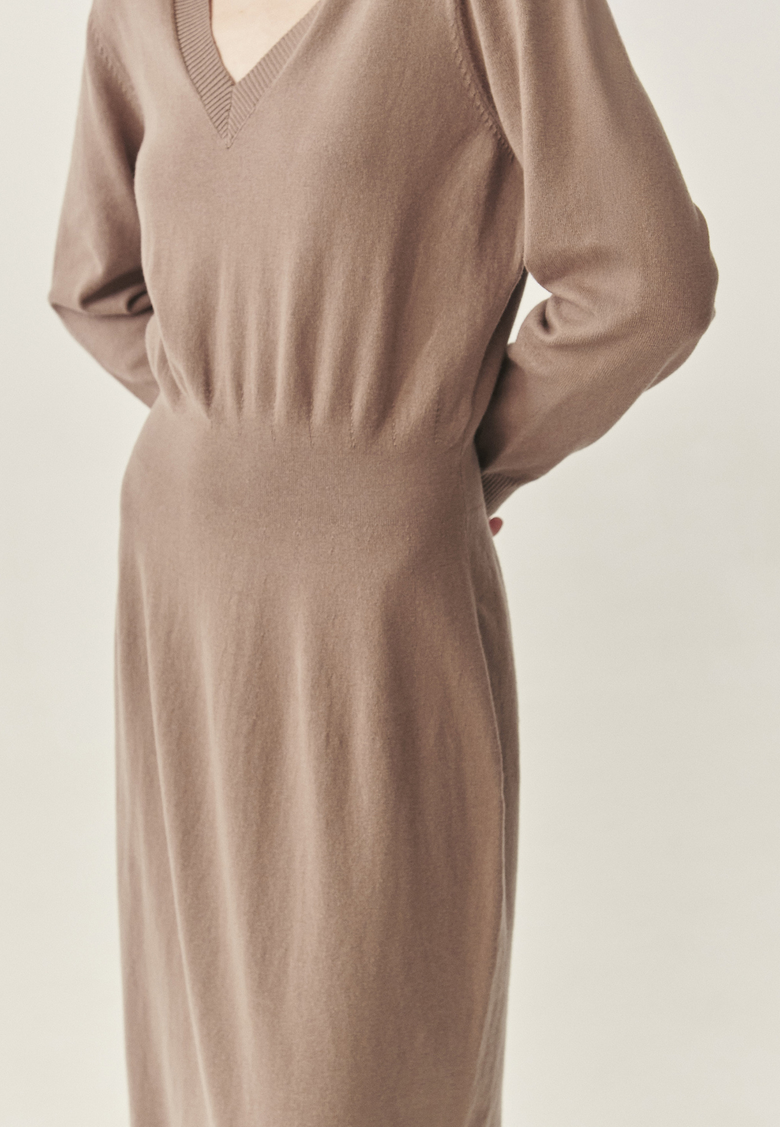 FITTED YARN MIDI DRESS — JASMINE FITTED YARN MIDI DRESS — JASMINE BEIGE 118590