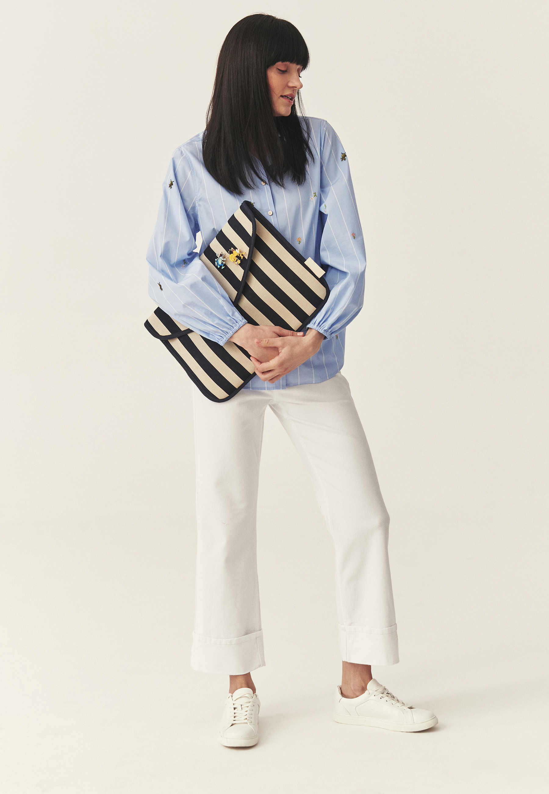 POUZDRO NA NOTEBOOK SE STYLOVÝMI PRUHY – NIRIA