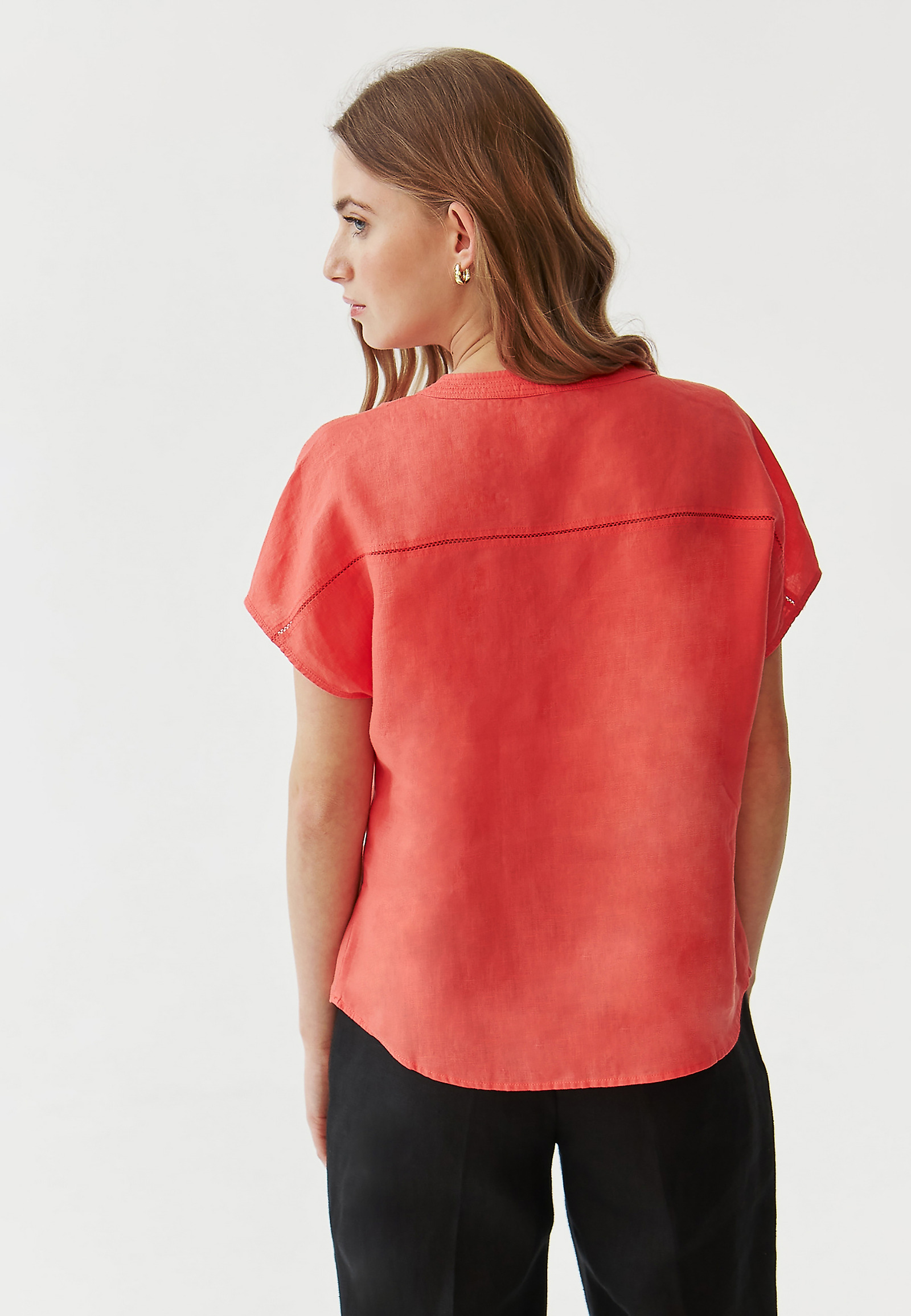 LANENA BLUZA S KOKOSOVIMI GUMBI - SARAKIMO LANENA BLUZA S KOKOSOVIMI GUMBI - SARAKIMO RDEČA 96760