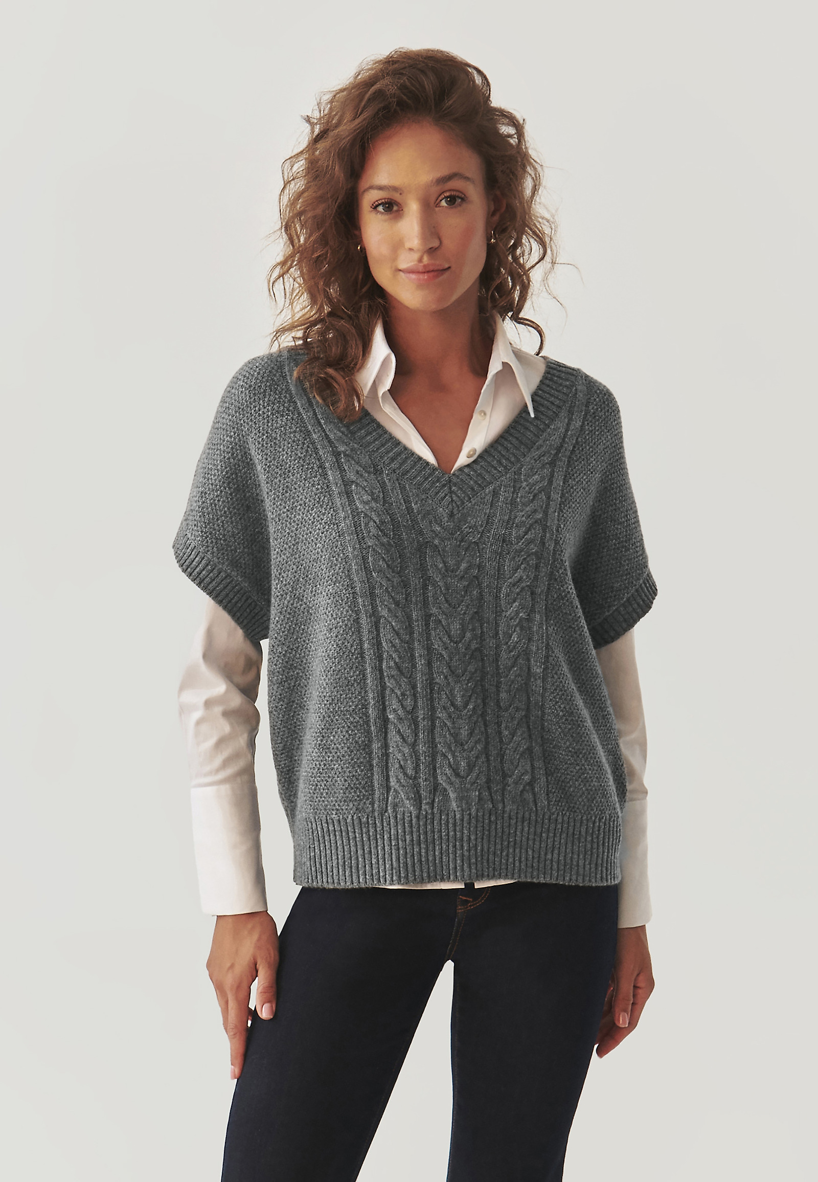 DÁMSKA PLETENÁ VESTA S VÝSTRIHOM DO V – LENA DÁMSKA PLETENÁ VESTA S VÝSTRIHOM DO V – LENA SIVÁ 103823