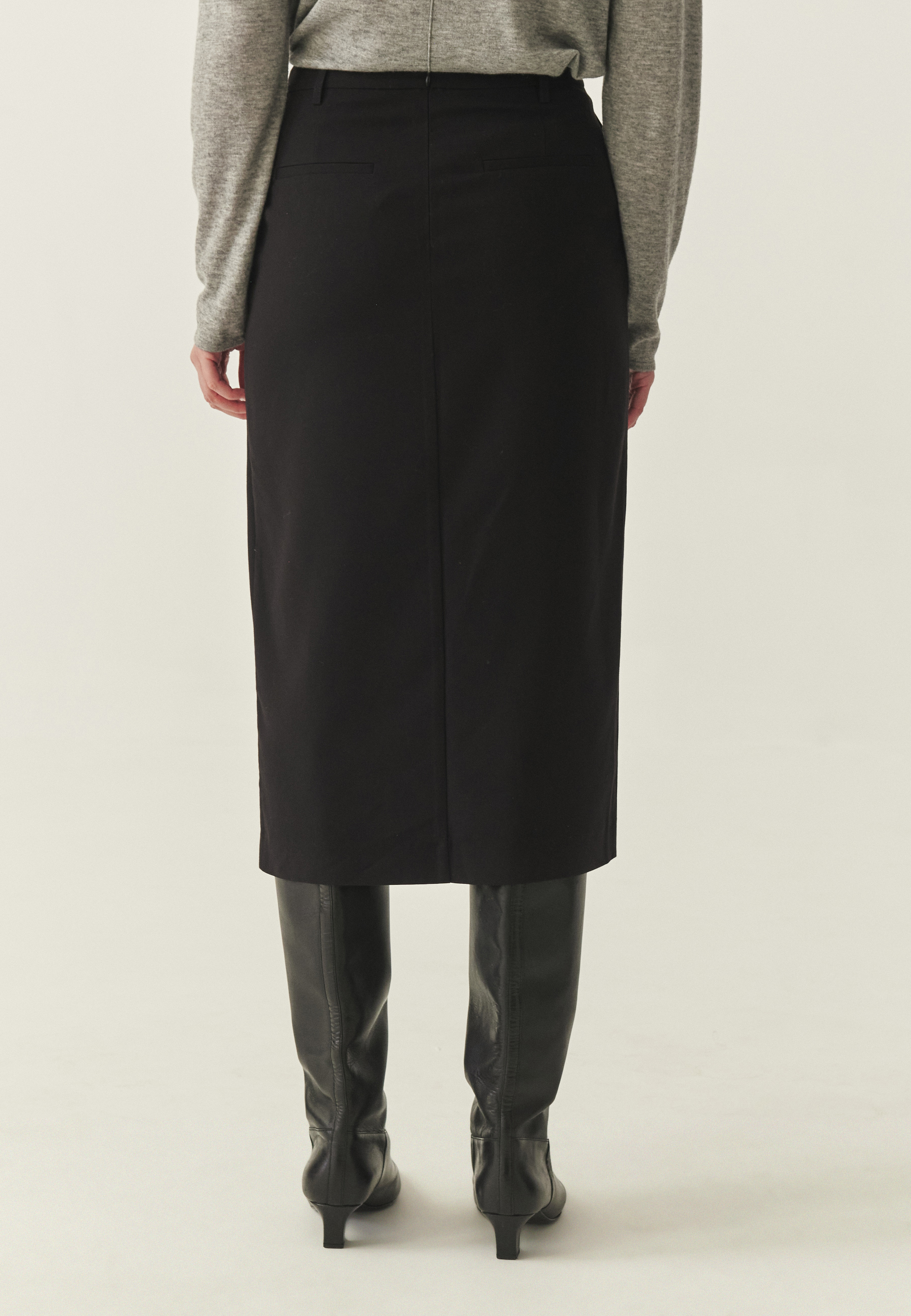 KOSTÝMOVÉ ŠATY POD KOLENÁ - MERKE ČIERNA 2