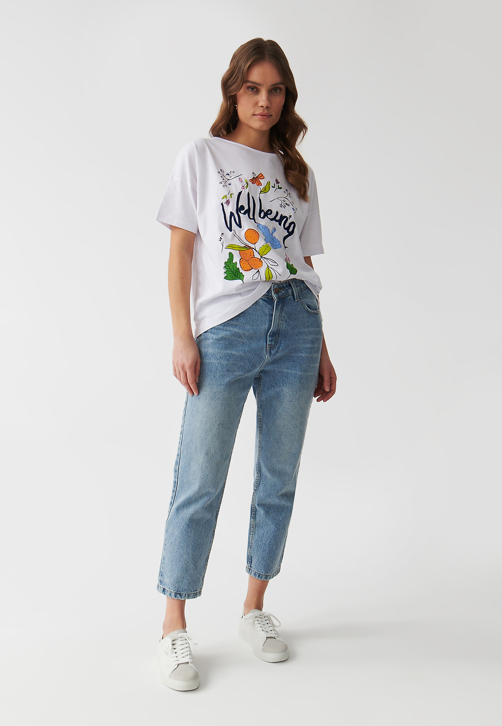 BAWEŁNIANY OVERSIZOWY T-SHIRT DAMSKI Z MIEJSCOWYM NADRUKIEM - MIZA BAWEŁNIANY OVERSIZOWY T-SHIRT DAMSKI Z MIEJSCOWYM NADRUKIEM - MIZA BIAŁY 96037