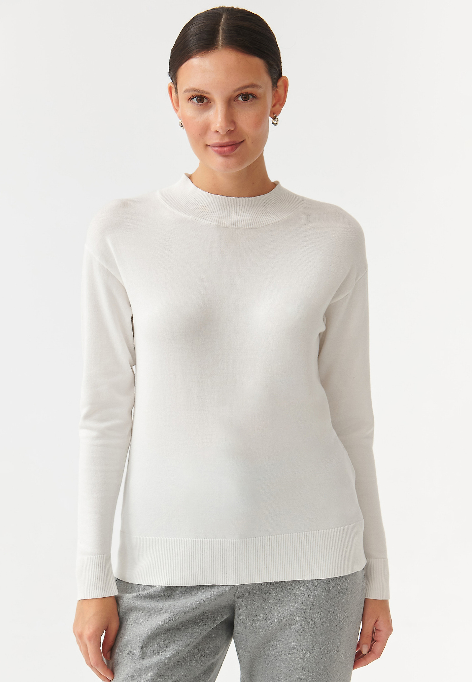 UNIVERZÁLNÍ DÁMSKÝ SVETR S POLOROLÁKEM NAWIKO 1 UNIVERZÁLNÍ DÁMSKÝ SVETR S POLOROLÁKEM NAWIKO 1 ECRU 94315