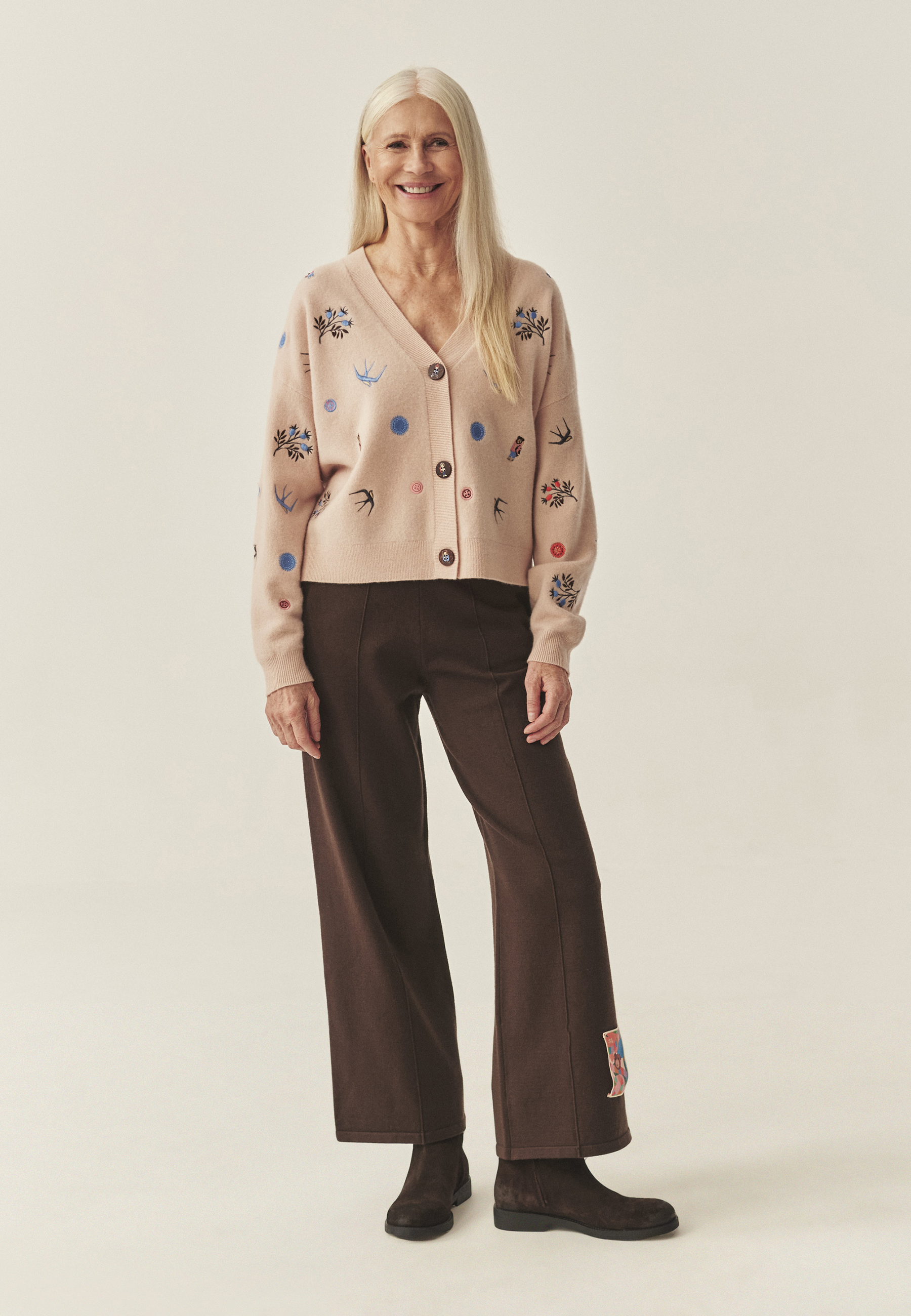 WEŁNIANY KARDIGAN Z BAJKOWYMI HAFTAMI - TEDA BEŻOWY 2