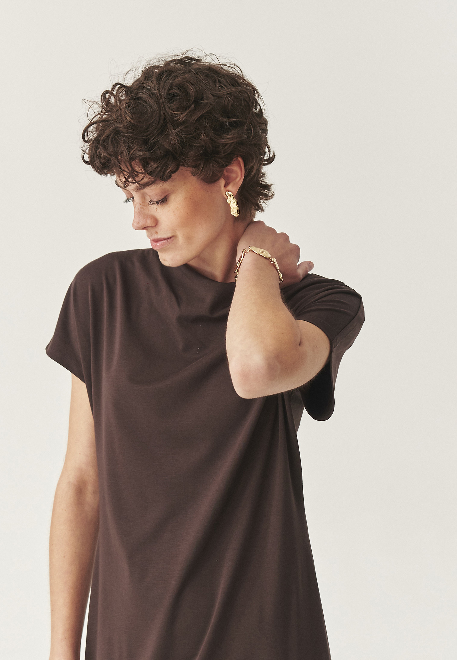 ŠTÝLOVÉ ŠATY S VODOPÁDOVÝM VÝSTRIHOM - ZORIMAX 1 ŠTÝLOVÉ ŠATY S VODOPÁDOVÝM VÝSTRIHOM - ZORIMAX 1 HNEDÁ 113716