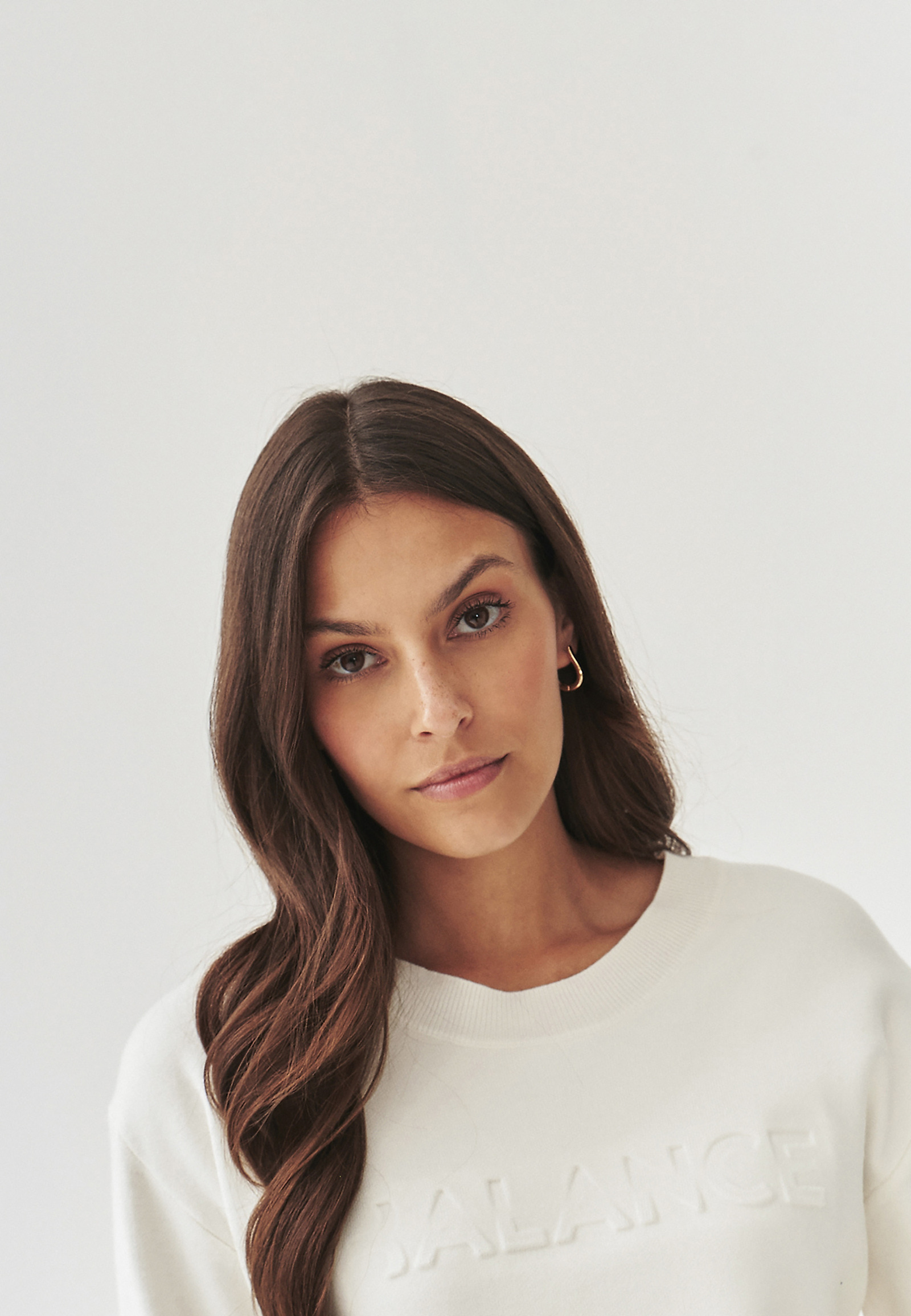 LADIES' SWEATER WITH A ROUND NECKLINE - BALAMI LADIES' SWEATER WITH A ROUND NECKLINE - BALAMI ECRU 100936