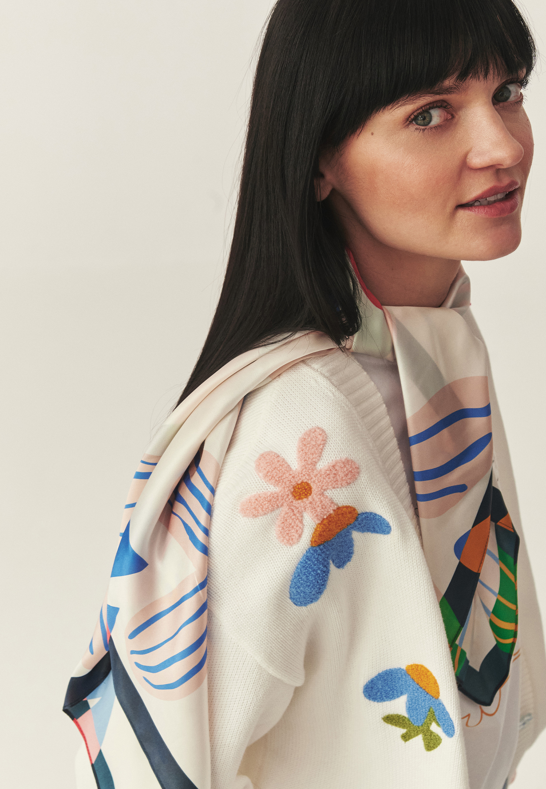 HEDVÁBNÝ ŠÁTEK S ORIGINÁLNÍM VZOREM – NIKAVI