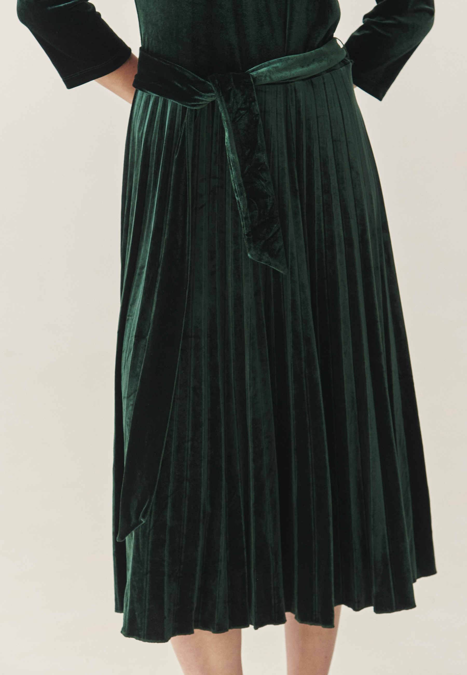 ROCHIE TRICOTATĂ, CU PARTEA INFERIOARĂ EVAZATĂ, CU PLISEURI — ANIKAMI VERDE 2