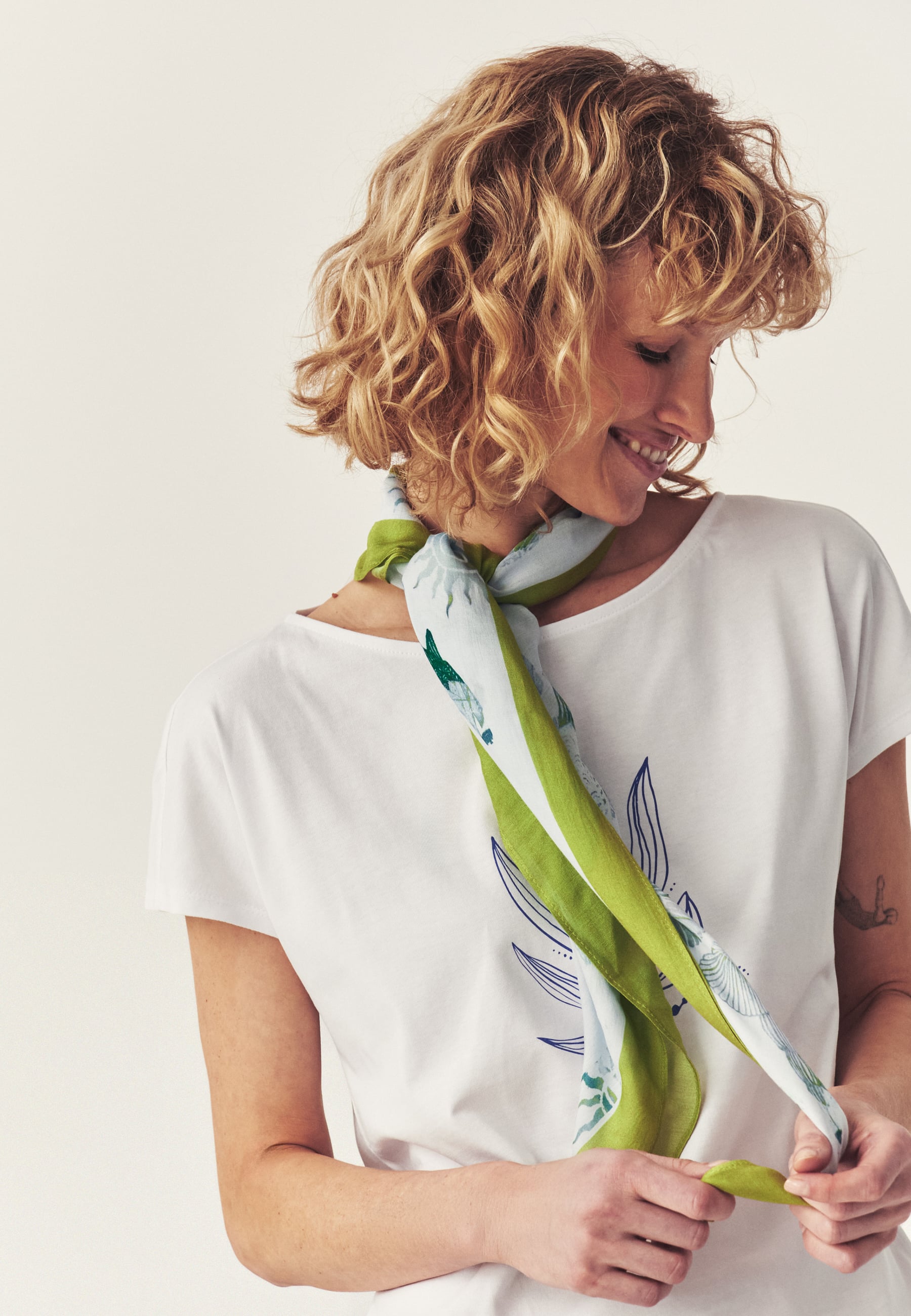 WZORZYSTA CHUSTA Z WISKOZY LENZING™ ECOVERO™ - OCTELLE ZIELONY 2