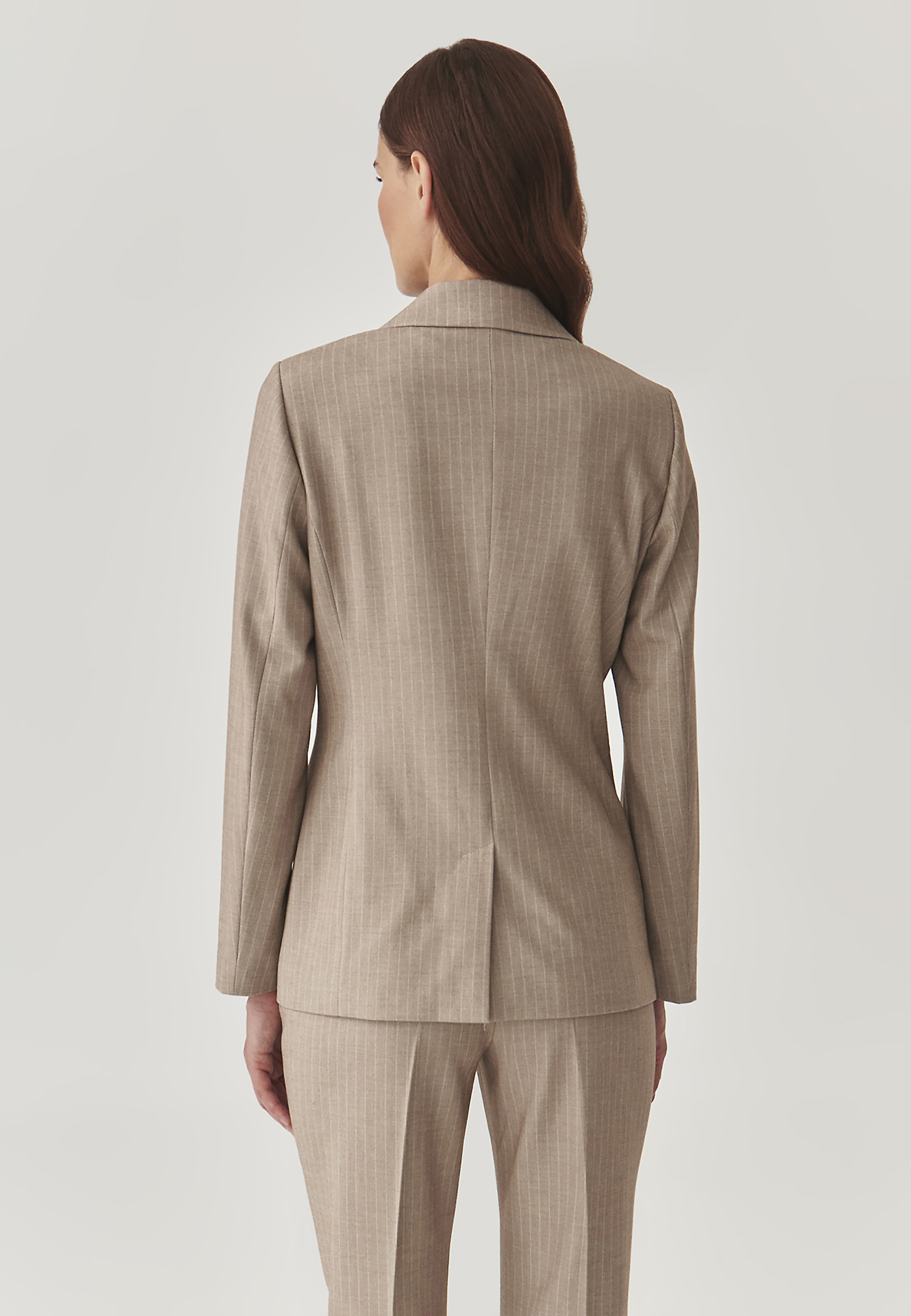 CLASSIC BLAZER VERTIKÁLIS CSÍKOKBAN - REMELIKA 1 CLASSIC BLAZER VERTIKÁLIS CSÍKOKBAN - REMELIKA 1 BÉZS 99342