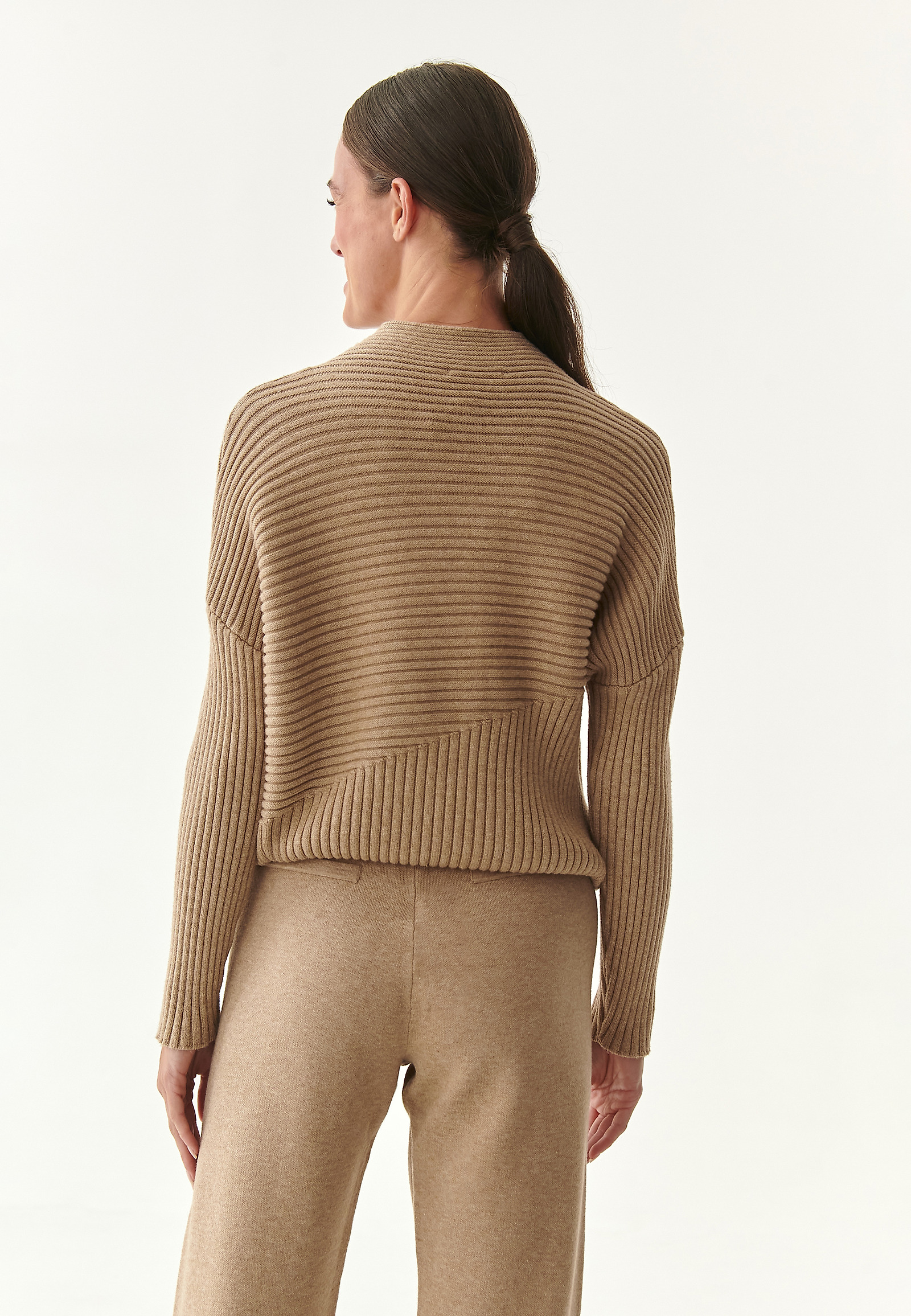 DÁMSKÝ SVETR SE SNÍŽENOU LINII NEROL DÁMSKÝ SVETR SE SNÍŽENOU LINII NEROL BÉŽOVÁ 82744