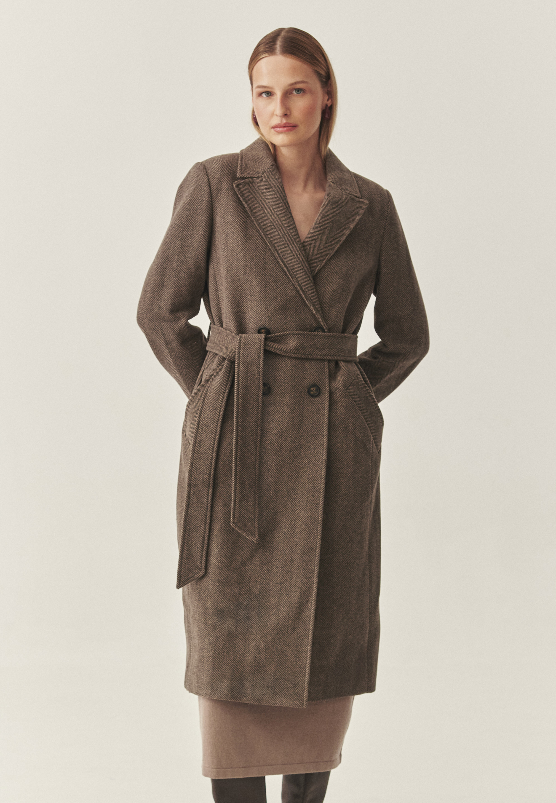 DVOJRADOVÝ DÁMSKY KABÁT TEXTILNÝ SO VZOROM RYBEJ KOSTI – TEA 1 BÉŽOVÁ 2