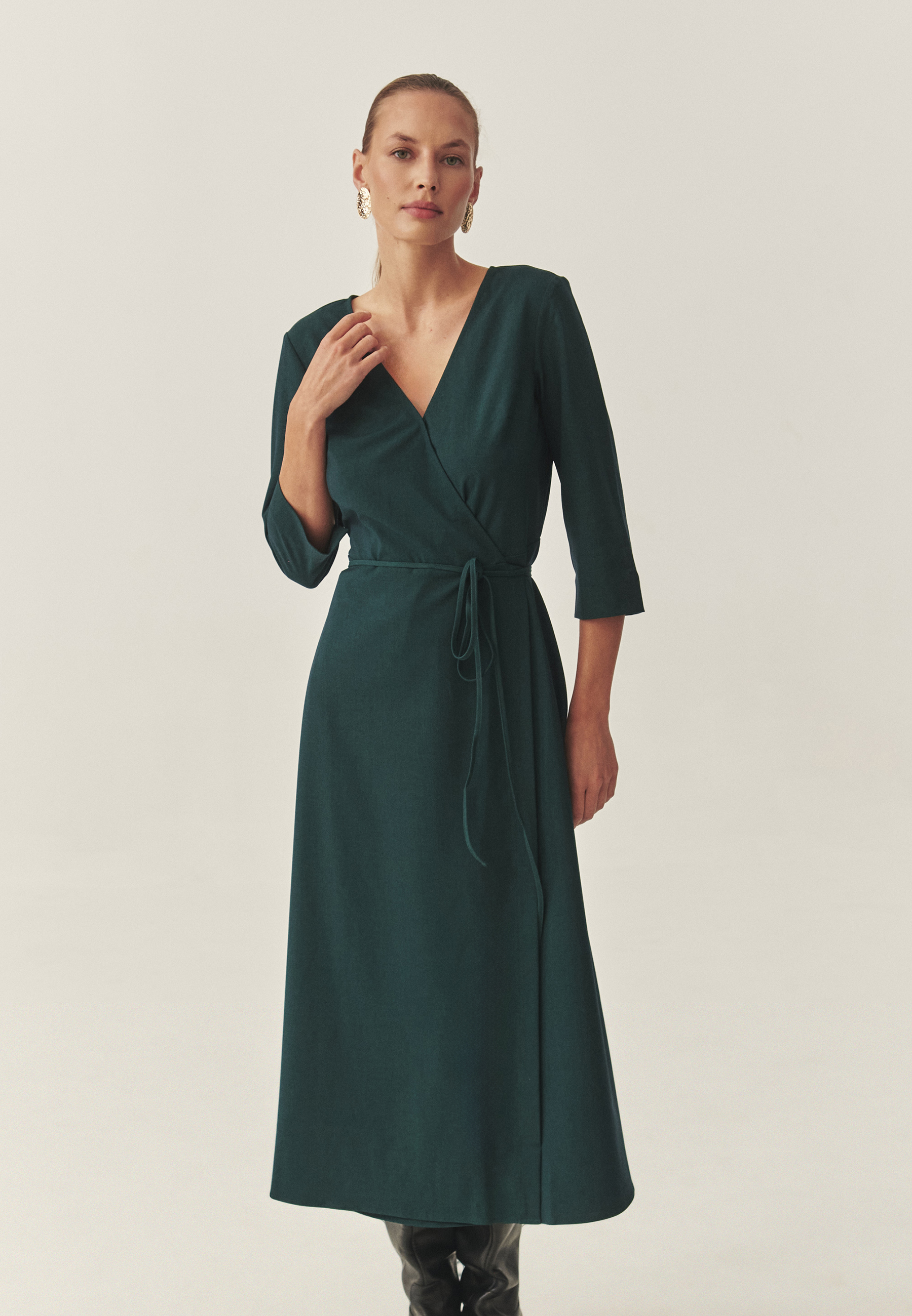 OBLEKA IZ BLAGA Z IZREZOM OVOJNICE - ZEREWIANA ZELENA 2