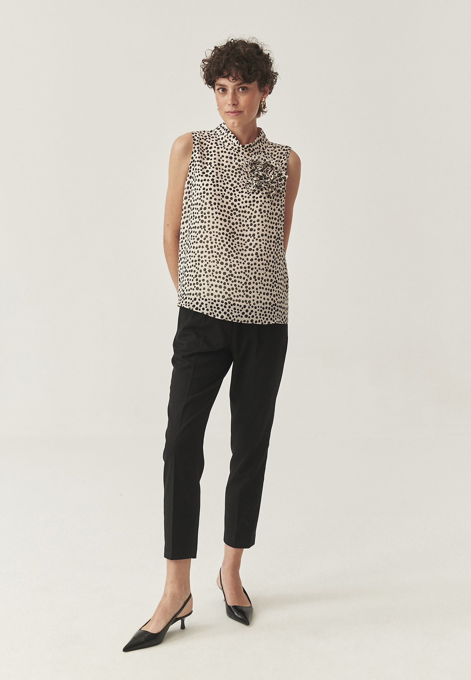 PATTERNED BLOUSE WITH FLORAL ACCENT - FLORIANA PATTERNED BLOUSE WITH FLORAL ACCENT - FLORIANA BEIGE 113557