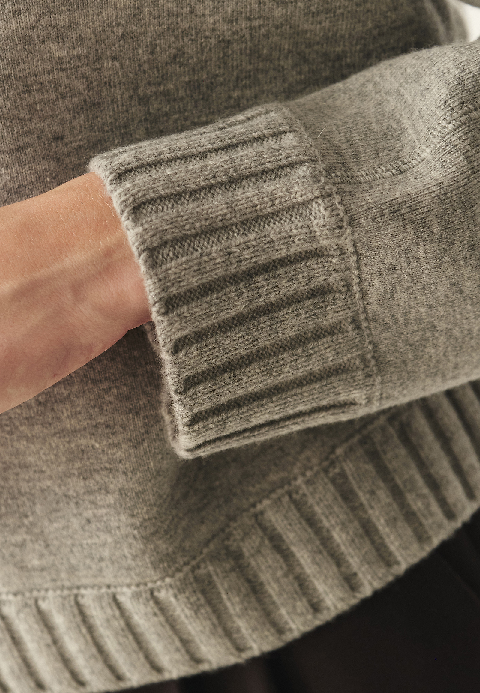 OVERSIZOWY SWETER DAMSKI Z PÓŁGOLFEM - MALMANA 1 OVERSIZOWY SWETER DAMSKI Z PÓŁGOLFEM - MALMANA 1 SZARY 117205