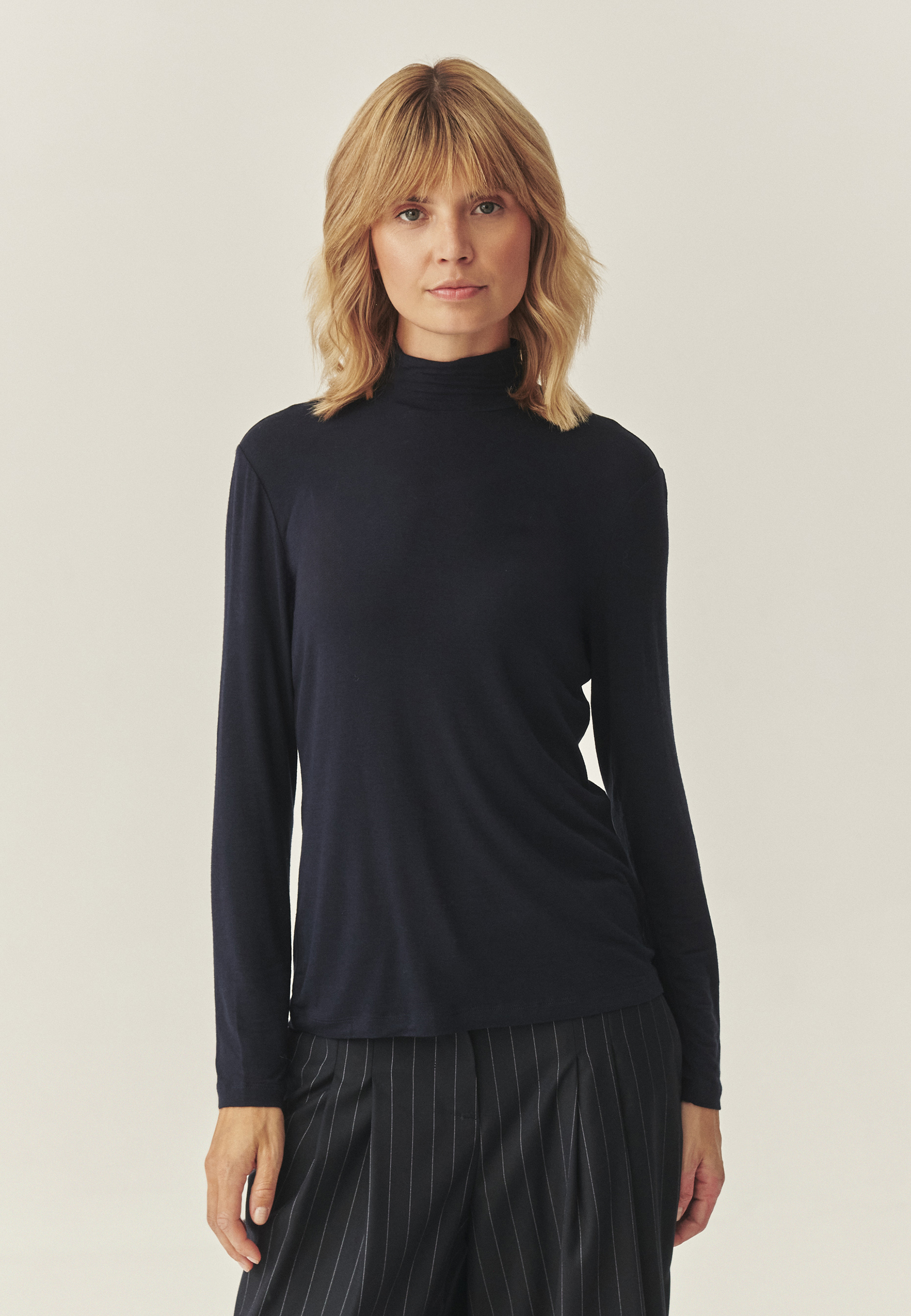LIGHTWEIGHT TURTLENECK WITH CASHMERE AND LENZING™ ECOVERO™ VISCOSE - GREENWICH NAVY BLUE 2