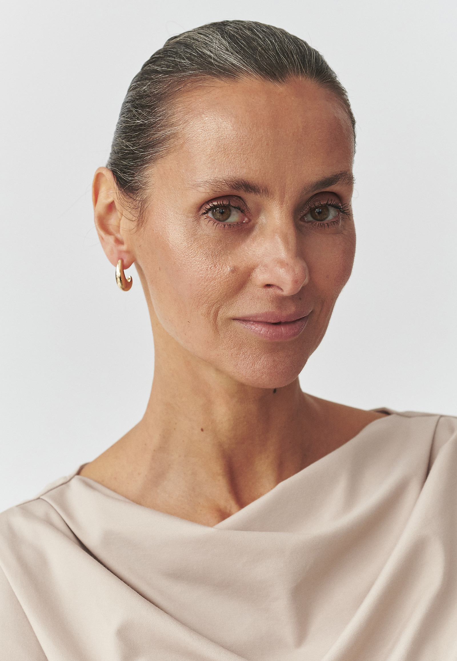 KÜLÖNLEGES NYAKÚ KÖTÖTT BLÚZ — MELISA KÜLÖNLEGES NYAKÚ KÖTÖTT BLÚZ — MELISA BÉZS 108975