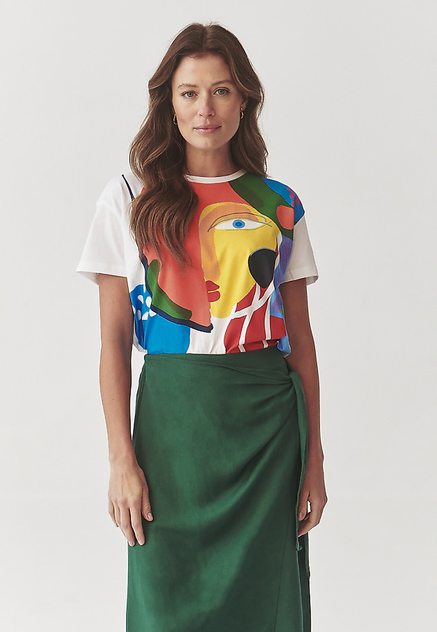 SWOBODNY T-SHIRT DAMSKI Z WIELOBARWNYM NADRUKIEM - MALATI 1 SWOBODNY T-SHIRT DAMSKI Z WIELOBARWNYM NADRUKIEM - MALATI 1 BIAŁY 1