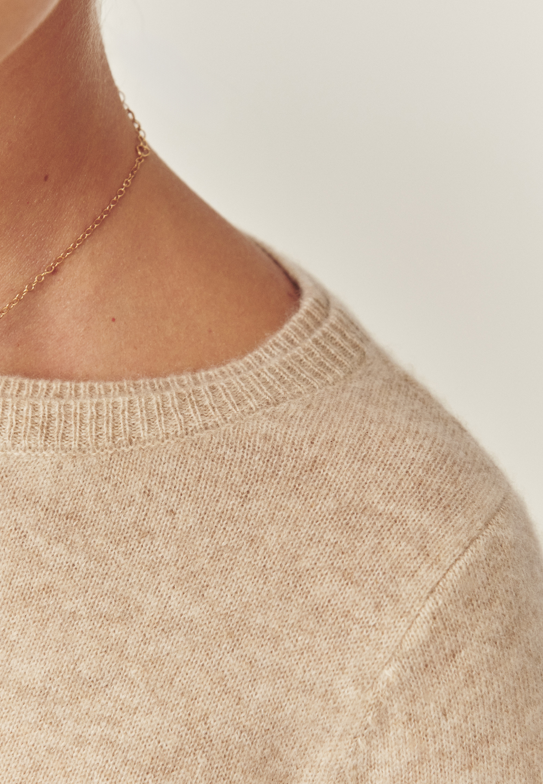 KASZMIROWY SWETER Z DEKOLTEM W ŁÓDKĘ - LEMON BEŻOWY 2