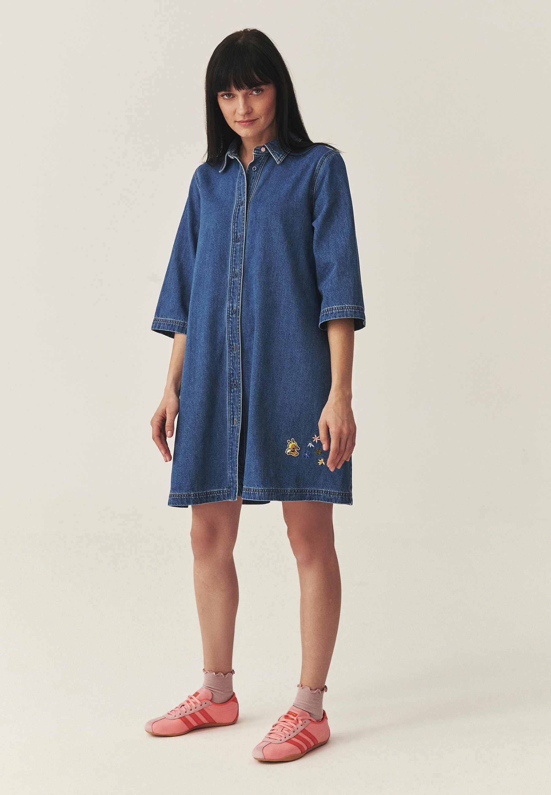 DŽÍNOVÉ ŠATY S VÝŠIVKAMI – TAJA