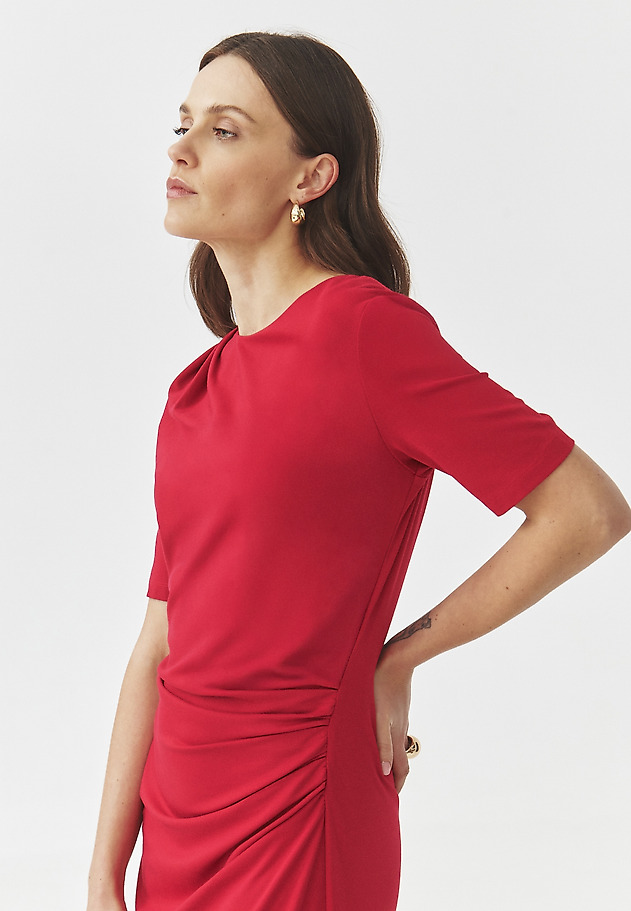 FITTED MIDI DRESS WITH PLEATING — PRIMROSE FITTED MIDI DRESS WITH PLEATING — PRIMROSE CZERWONY 2