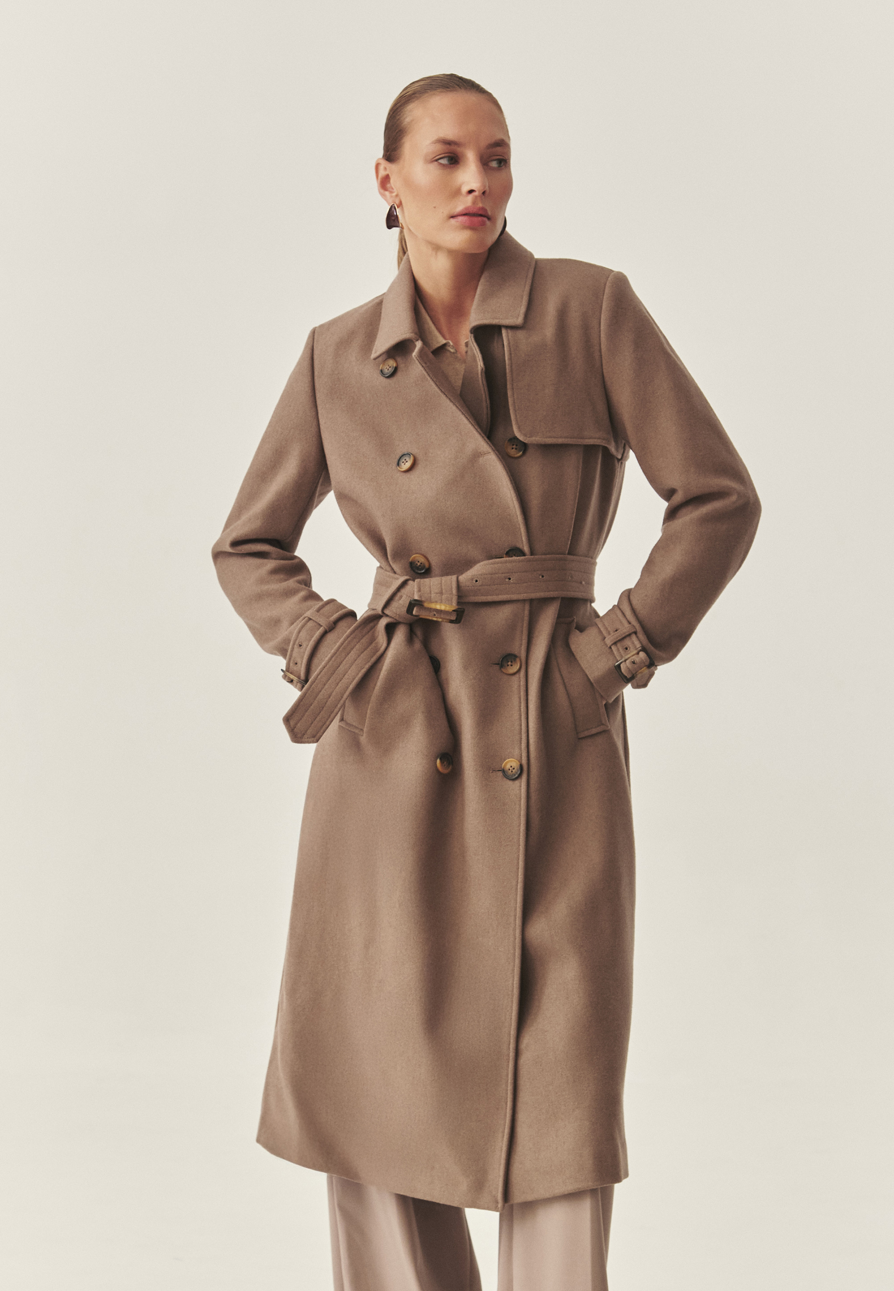 PALTON DE DAMĂ CU DOUĂ RÂNDURI DE NASTURI CU CUREA CU CATARAMĂ - SOKORO BEJ 2