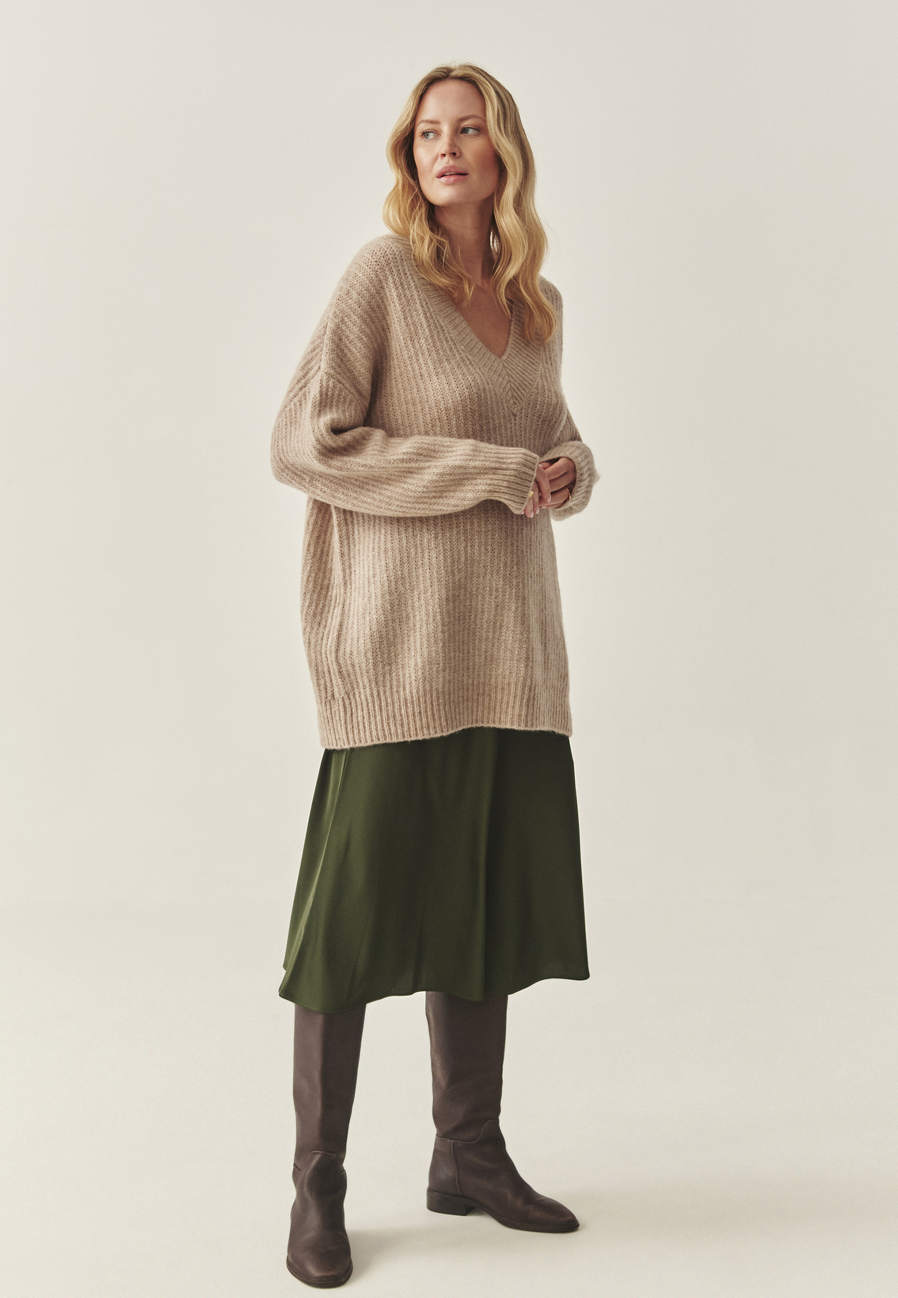 PULOVER DE DAMĂ OVERSIZE CU DECOLTEU ÎN FORMA LITEREI „V” — ONYX BEJ 2